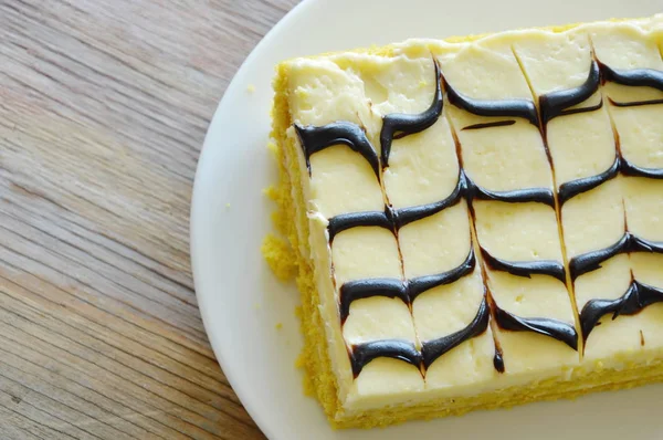 Gâteau à la vanille décorer crème et chocolat sur le plat — Photo