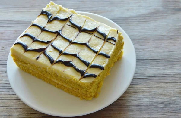 Gâteau à la vanille décorer crème et chocolat sur le plat — Photo