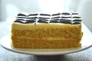 vanilyalı kek süslemeleri krema ve çikolata plaka üzerinde