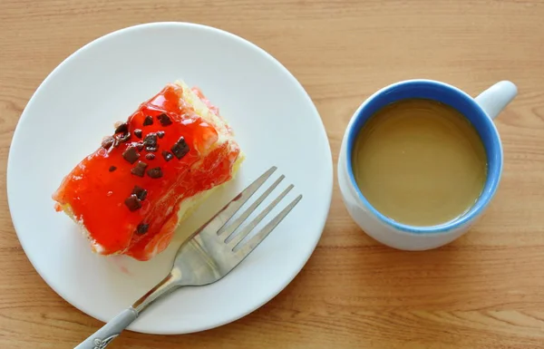 Bolo de manteiga de morango cobertura de chocolate chip com garfo e café — Fotografia de Stock