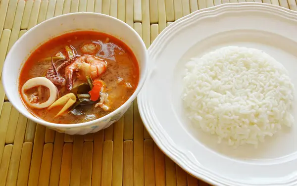 Варені морепродуктів і свинини tom yum суп Тайська гострий їдять з рисом — стокове фото