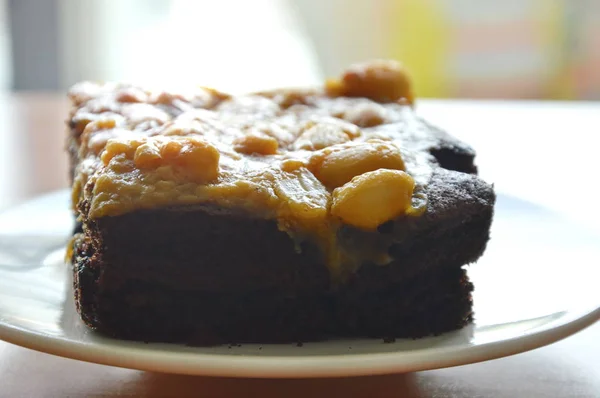Карамель с арахисовым маслом и темный шоколадный торт на блюде — стоковое фото
