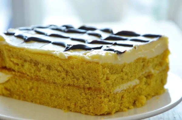 Gâteau à la vanille décorer crème et chocolat sur assiette — Photo