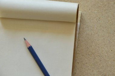 masa üstünde beyaz kağıt defter kalem