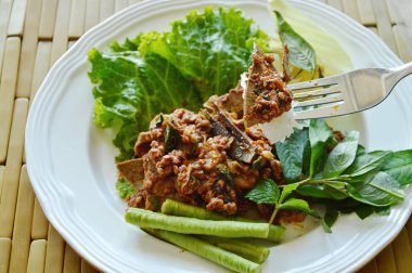 Baharatlı domuz karaciğer salata çatalı saplanmışsın yapışkan pirinç ile