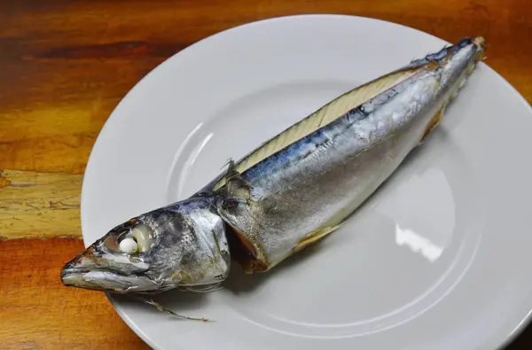 Peixe Saba cozido no vapor no prato — Fotografia de Stock