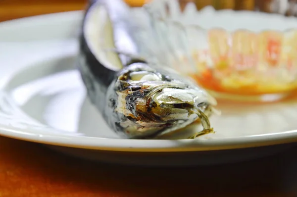 Gestoomde Saba vis en pikante saus op schotel — Stockfoto