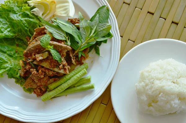 Carne picada picante picante e salada de fígado comem casal com arroz pegajoso — Fotografia de Stock