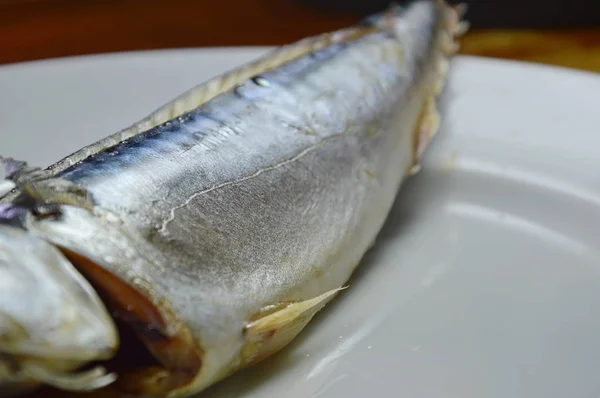 Dikukus kulit ikan Saba di piring — Stok Foto
