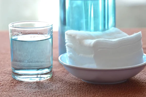 Alcool bleu pour laver la plaie en verre et coton blanc propre — Photo