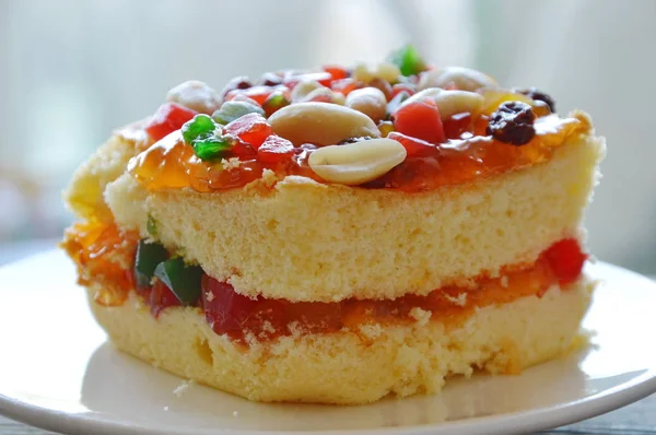 Fıstık ve kurutulmuş meyve salatası yemek üzerinde Tepesi turuncu tereyağı pasta — Stok fotoğraf