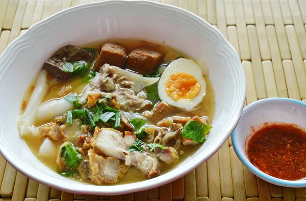 豚肉と内臓スープ クリーミーな卵の黄身をトッピング中国パスタをゆでください。 — ストック写真
