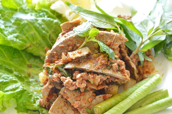 Picante carne de cerdo picada y ensalada de hígado comer pareja con verduras frescas en el plato —  Fotos de Stock