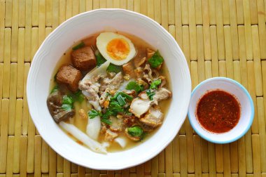 Çin pirinç unu hamur domuz eti ve kremsi yumurta sarısı çorbası tepesi iç organlar ile