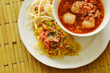 Çin noodle ve kurutulmuş karides çorbası baharatlı domuz topu yumurta