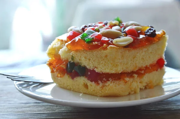 Pastel de mantequilla de naranja relleno frijol y ensalada de frutas secas con tenedor en el plato — Foto de Stock