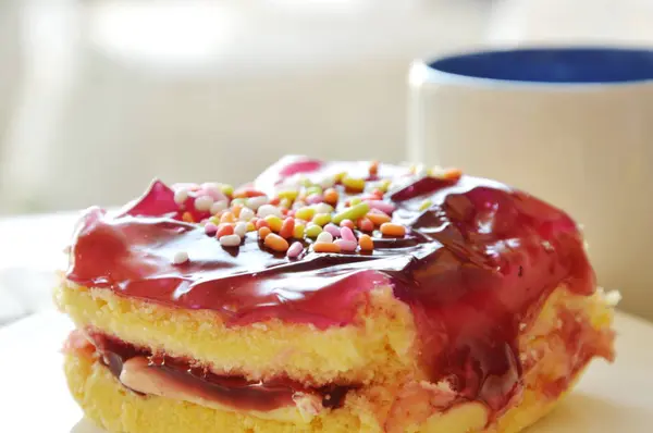 Pastel de mantequilla de arándano rematando caramelos coloridos y taza de café — Foto de Stock