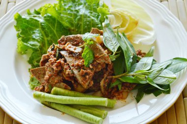 baharatlı kıyılmış domuz eti ve karaciğer salata taze sebze ile çift çanak üzerinde yemek