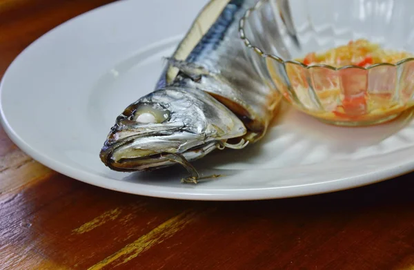 Приготовленная на пару рыба саба и острый соус на блюде — стоковое фото