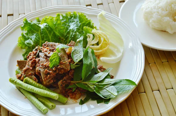 Pedas daging babi dan hati salad makan pasangan dengan ketan beras pada piring — Stok Foto