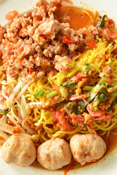 Mie telur Cina saus bola daging babi pedas dengan sup udang kering — Stok Foto