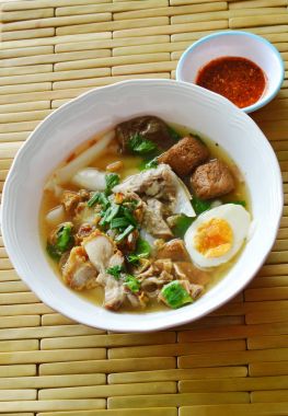 Çin pirinç unu hamur domuz eti ve kremsi yumurta sarısı çorbası tepesi iç organlar ile