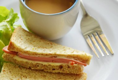 domuz eti bologna kepekli sandviç taze yeşil meşe ve çanak kahve ile