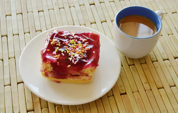 Blueberry vaj torta feltöltéssel színes cukorka és a kávé — Stock Fotó