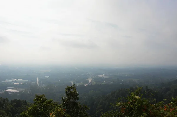 Nord della Thailandia paesaggio di campagna copertura da nebbioso al mattino — Foto Stock