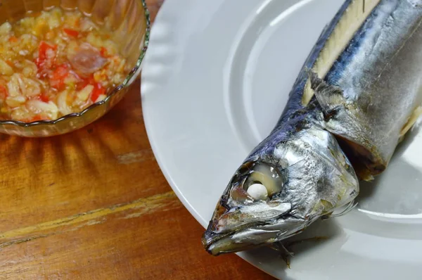 Pesce Saba al vapore e salsa piccante sul piatto — Foto Stock