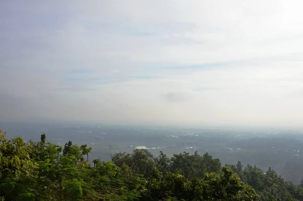 Nord della Thailandia paesaggio di campagna copertura da nebbia al mattino — Foto Stock
