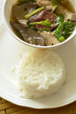 Haşlanmış domuz kan ve bağırsaklar çorba yemek pirinç ile çift plaka üzerinde