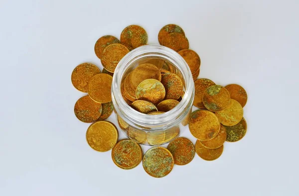 Antigua moneda de oro en botella de vidrio sobre fondo blanco — Foto de Stock