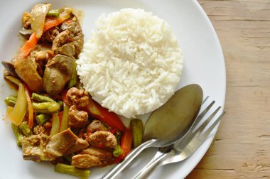 kızarmış tavuk karıştırın ve tatlı biber karışık iç organlar pirinç ile çift plaka üzerinde yemek.