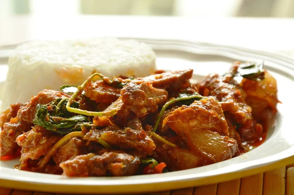 Picante mexido frito assado porco caril com ervas comer casal com arroz no prato — Fotografia de Stock