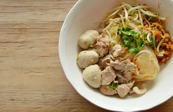 Nouilles de riz minces séchées avec boule de porc et viande bouillie sur bol — Photo