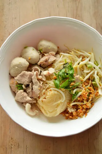 Ince pirinç noodle domuz topu ve kupa haşlanmış et ile kurutulmuş — Stok fotoğraf