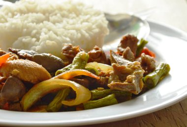 kızarmış tavuk karıştırın ve tatlı biber karışık iç organlar pirinç ile çift plaka üzerinde yemek.