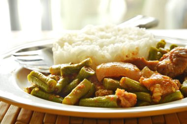 Baharatlı karıştırın kızarmış yarda uzun fasulye ve domuzlu köri pirinç çiftle yemek