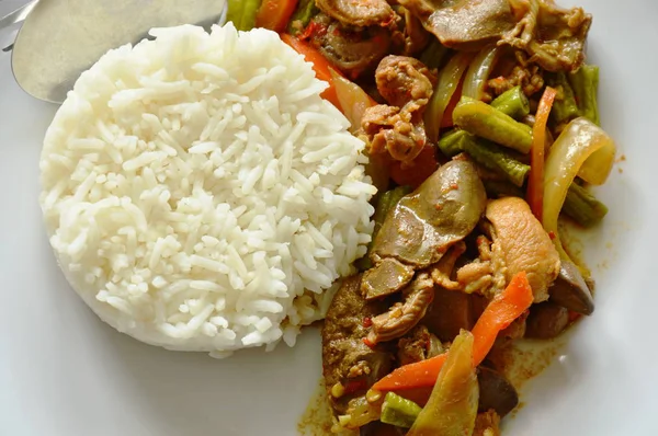 kızarmış tavuk karıştırın ve tatlı biber karışık iç organlar pirinç ile çift plaka üzerinde yemek.