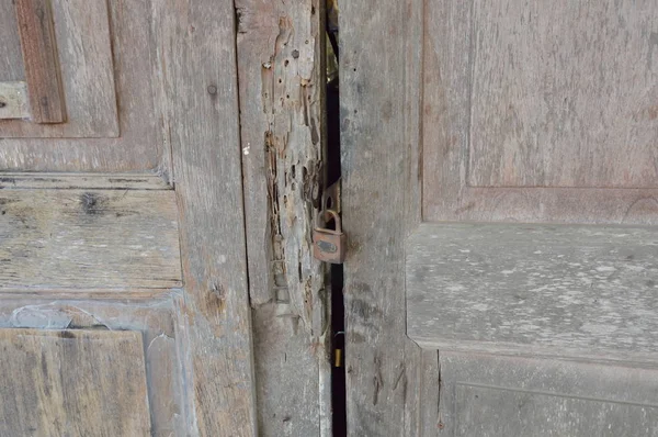 Hoofdsleutel lock op oude houten en verval deur huis — Stockfoto