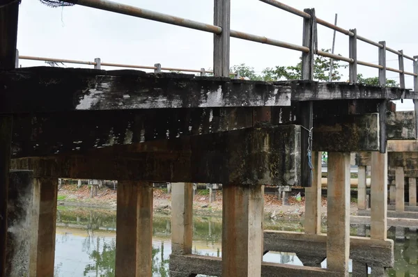 Out of service old damage wooden bridge across canal — Stock Photo, Image