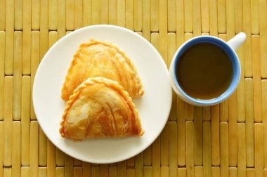 çay bardağı ile çift yemek köri doldurulmuş puf tavuk ve fasulye