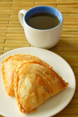 çay bardağı ile çift yemek köri doldurulmuş puf tavuk ve fasulye