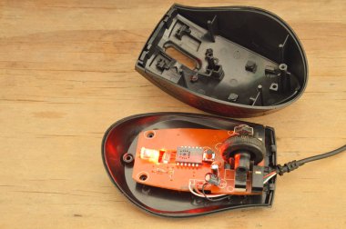 bilgisayar fare parçaları ahşap tahta üzerinde kırmızı ışık ile ayrılmış