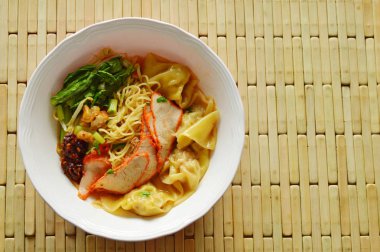 Çin yumurta şehriye dilim Barbekü domuz eti ve dumpling çorbası tepesi