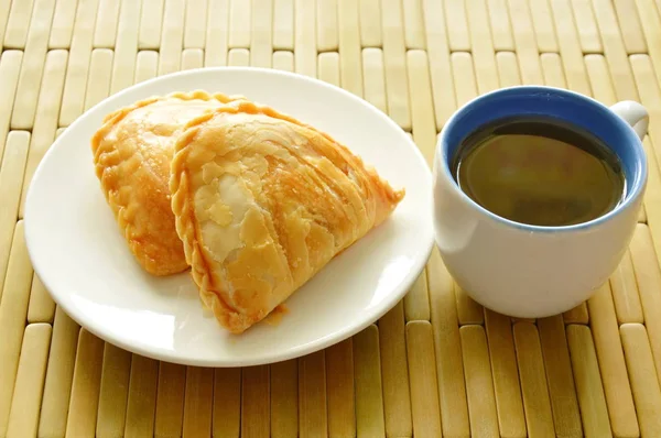 Pastel de curry relleno de pollo y frijol comer pareja con té caliente —  Fotos de Stock