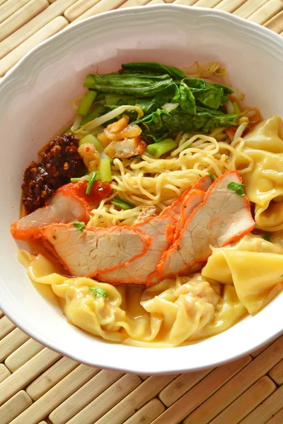 Mie kuning Cina topping daging babi barbekyu dan pangsit dalam sup — Stok Foto
