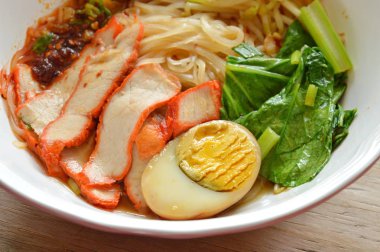 dilim kırmızı Barbekü domuz eti ve kahverengi yumurta çorbası tepesi ince pirinç şehriye