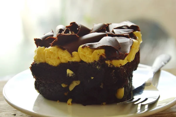 Gâteau au beurre au chocolat garniture tranchant chocolat et fourchette sur le plat — Photo
